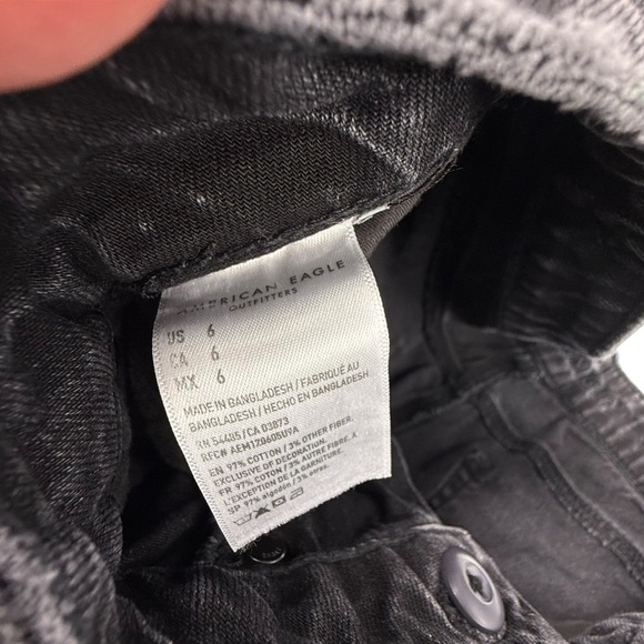 American Eagle  crossover distressed Jean shorts mom Short size 6 - Picture 3 of 4